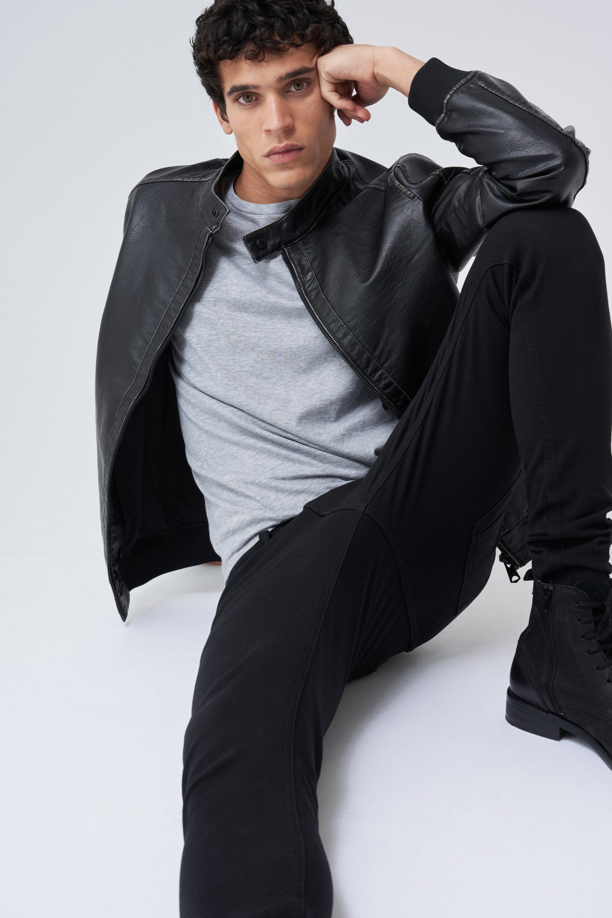 CAZADORA EFECTO PIEL CON CAPUCHA EXTRAÍBLE HOMBRE SALSA