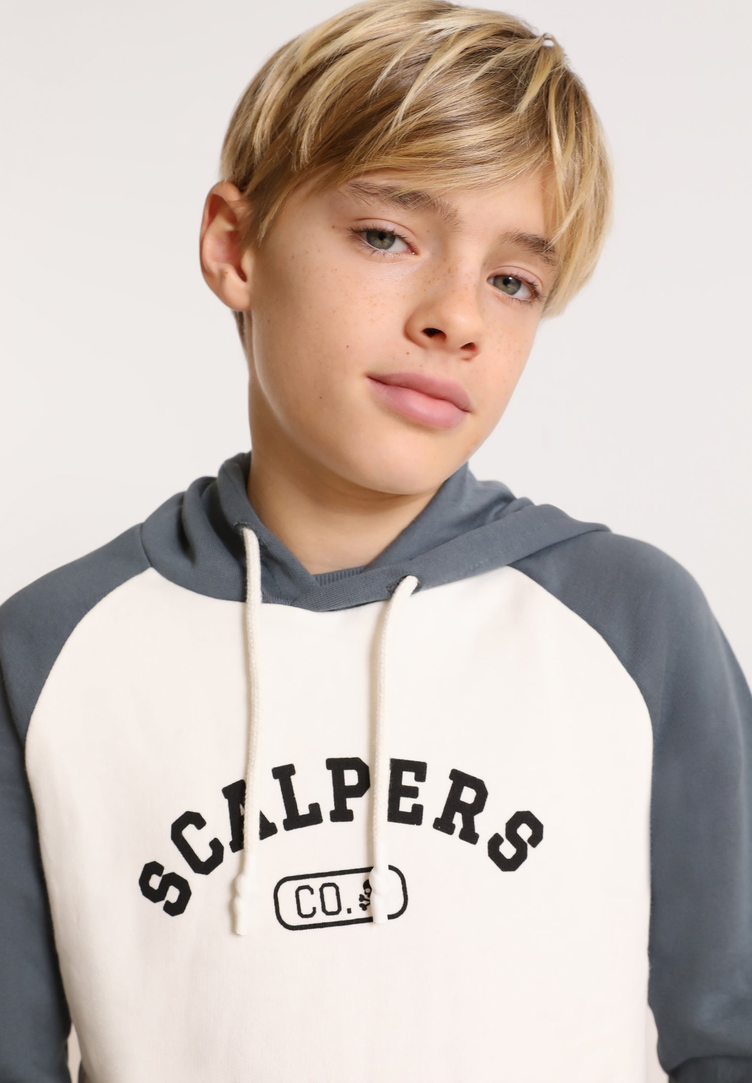 SUDADERA PRINT FRONTAL CAPUCHA NI O SCALPERS COLLEGE HOODIE
