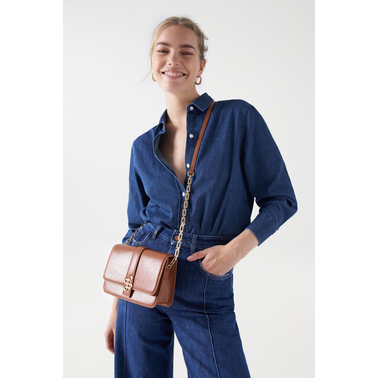 BOLSO CRUZADO EFECTO PIEL CON LOGOTIPO METÁLICO