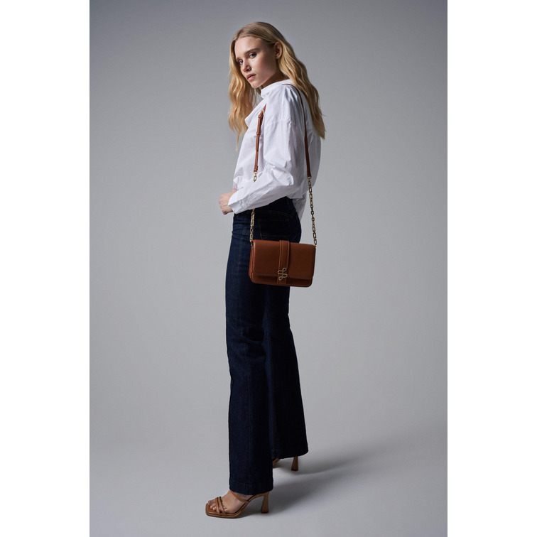 BOLSO CRUZADO EFECTO PIEL CON LOGOTIPO METÁLICO