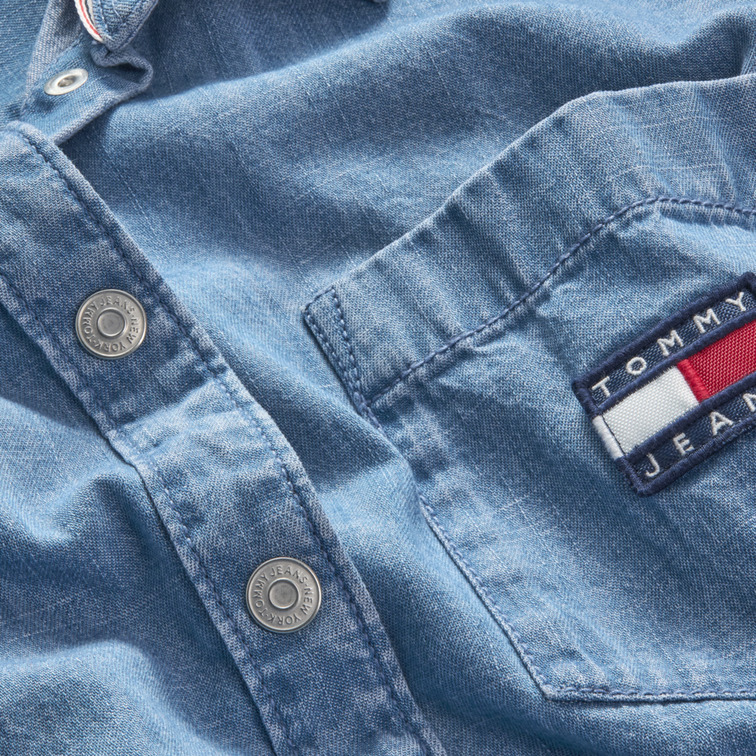 CAMISA BOYFRIEND DE CHAMBRAY CON PARCHE MUJER TOMMY JEANS