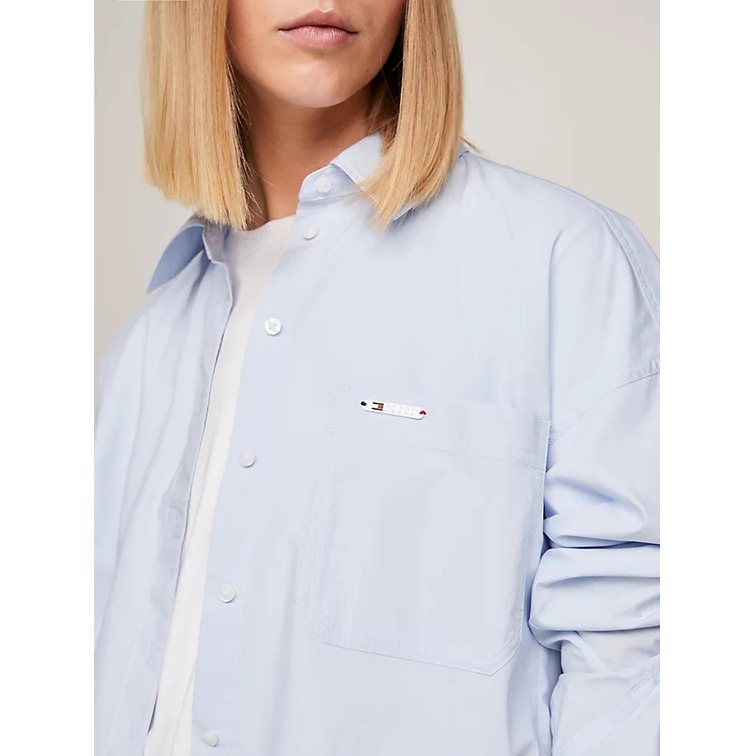 CAMISA OVERSIZE MUJER TOMMY JEANS CON BOLSILLO DE PARCHE