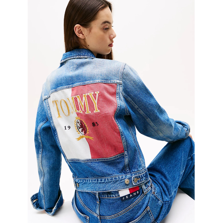 CAZADORA VAQUERA MUJER TOMMY JEANS CON ESCUDO DE LOGO