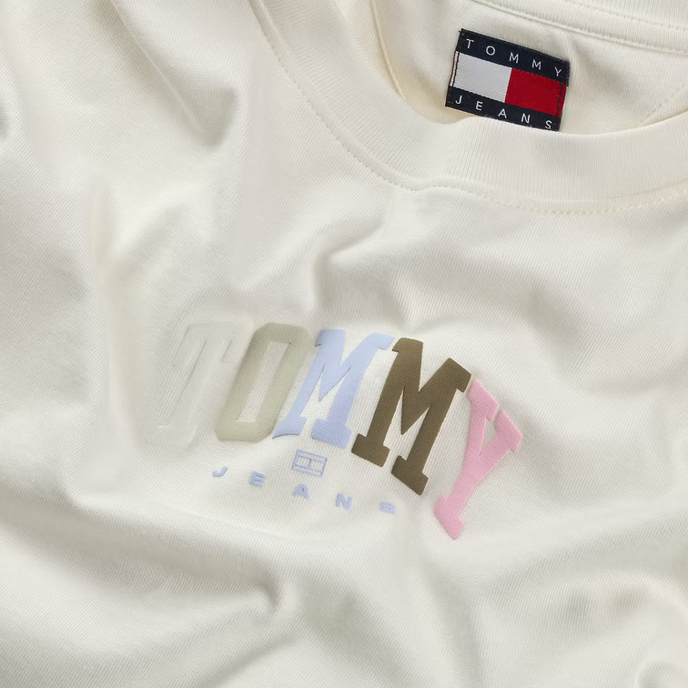 CAMISETA MUJER TOMMY JEANS CON LOGO FIT HOLGADO