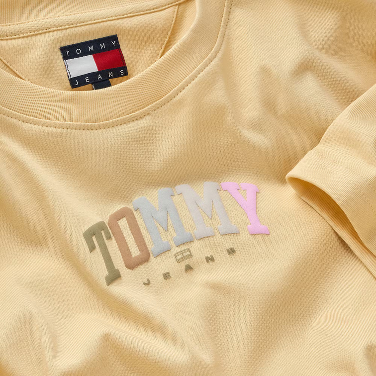 CAMISETA MUJER TOMMY JEANS CON LOGO FIT HOLGADO