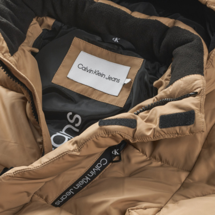 CAZADORA ACOLCHADA CON CAPUCHA DESMONTABLE NIÑO CALVIN KLEIN JEANS