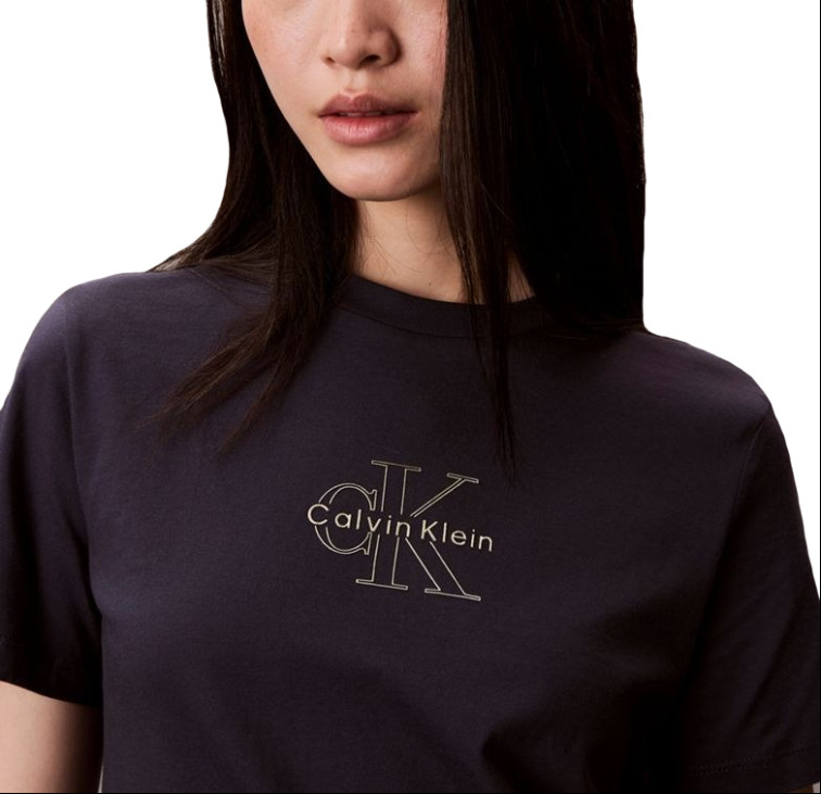 CAMISETA MUJER CALVIN KLEIN CON LOGO METÁLICO