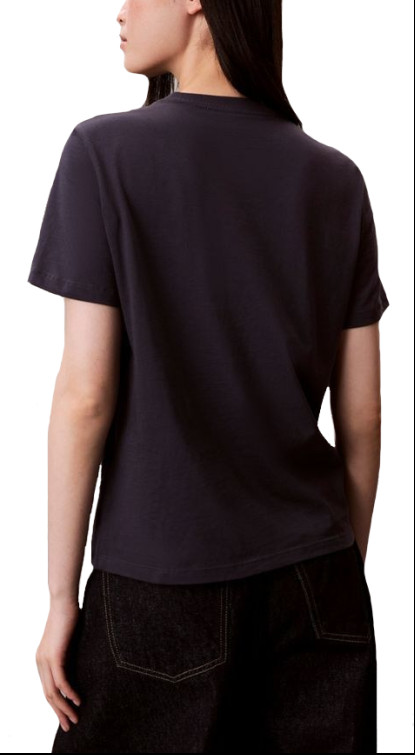 CAMISETA MUJER CALVIN KLEIN CON LOGO METÁLICO