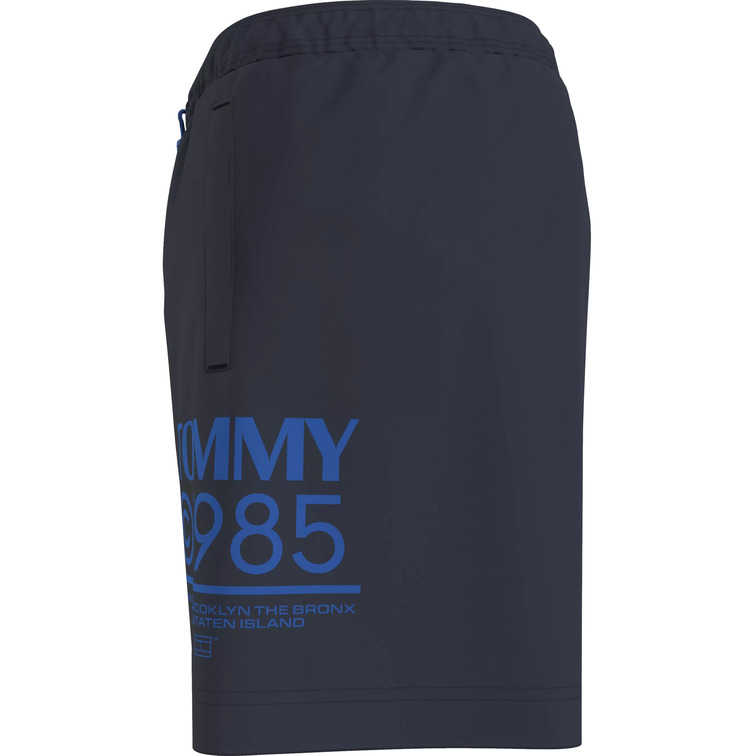 BAÑADOR HOMBRE TOMMY JEANS SLIM DE MEDIO LARGO CON LOGO Y CORDÓN