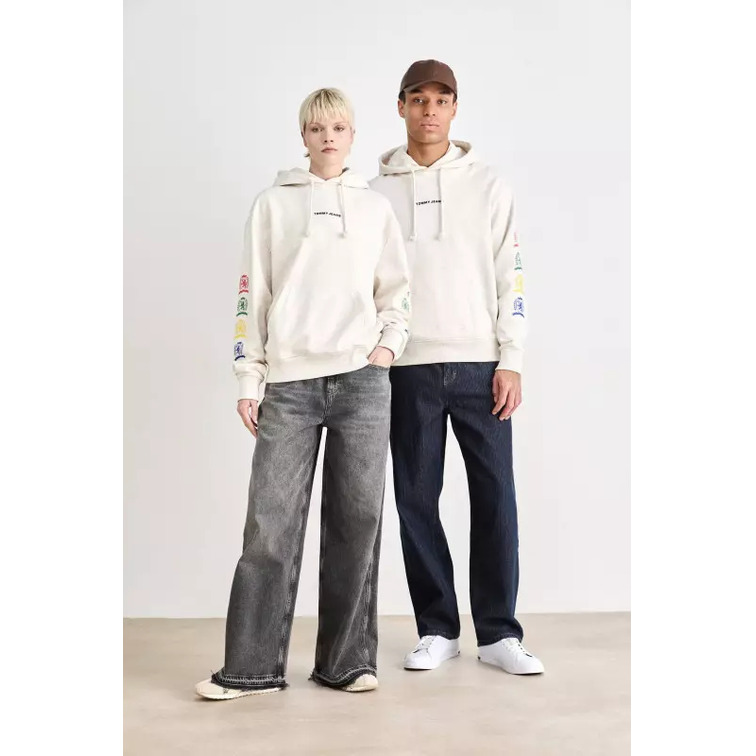 SUDADERA CON CAPUCHA HOMBRE TOMMY JEANS ESCUDO EN MANGAS FIT HOLGADO