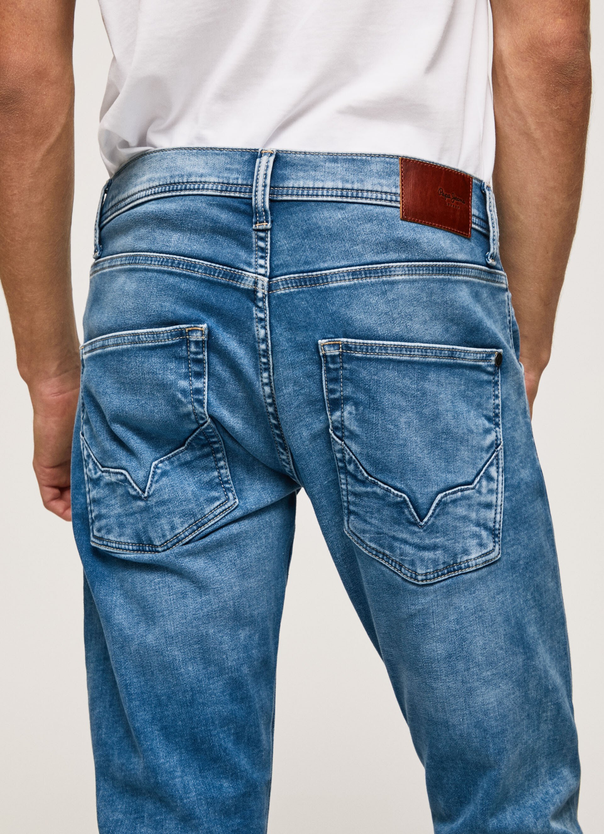 https://www.korner.es/uploads/media/images/vaquero-fit-regular-hombre-pepe-jeans-track-pm206328hp64-000-14.jpg